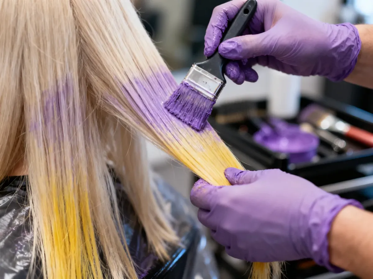 Tonowanie jasnych blond włosów fioletowym pigmentem