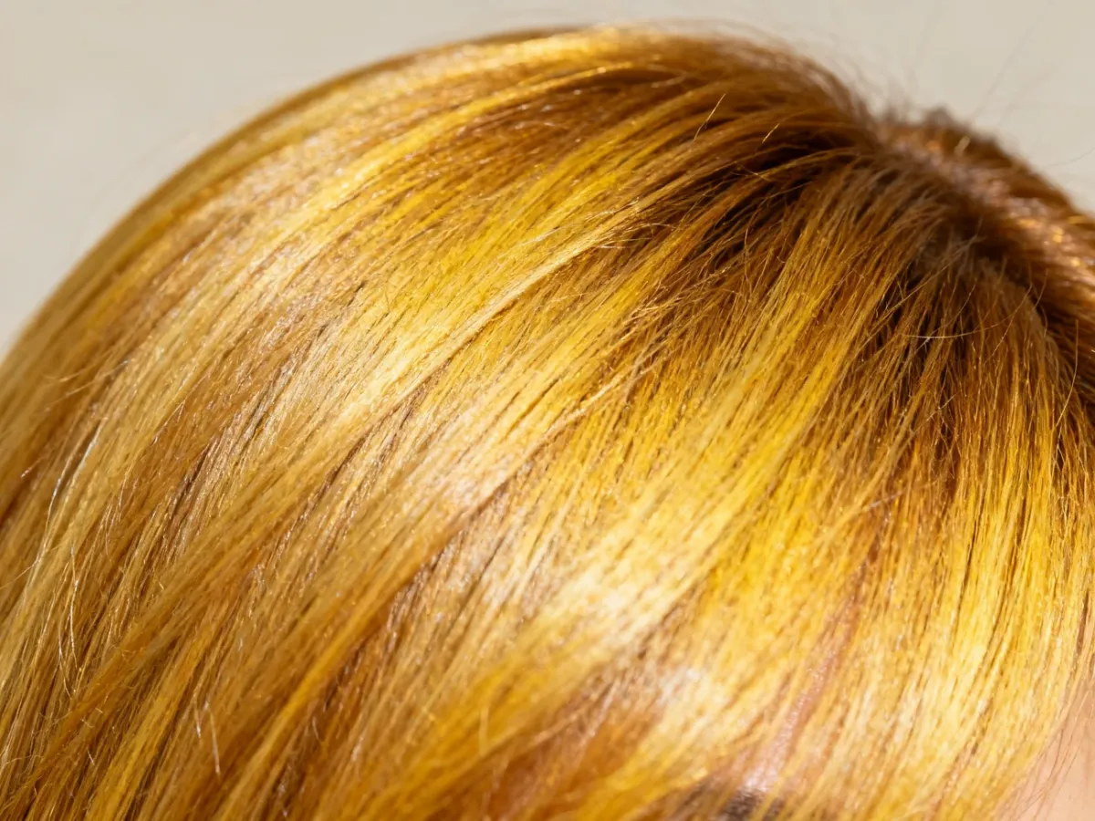 Blond włosy z widocznymi żółtymi, ciepłymi refleksami