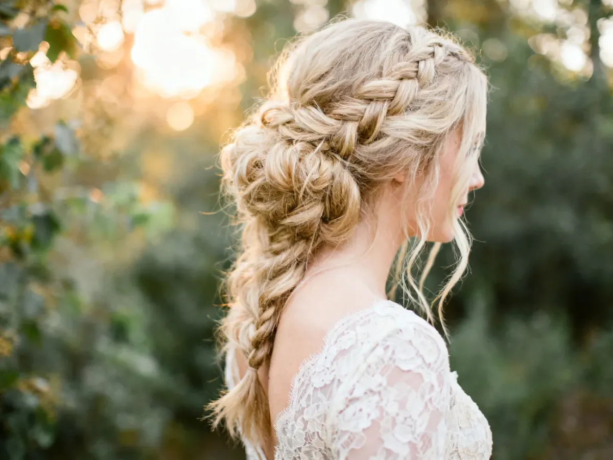 Panna młoda z romantycznym luźnym warkoczem w stylu boho