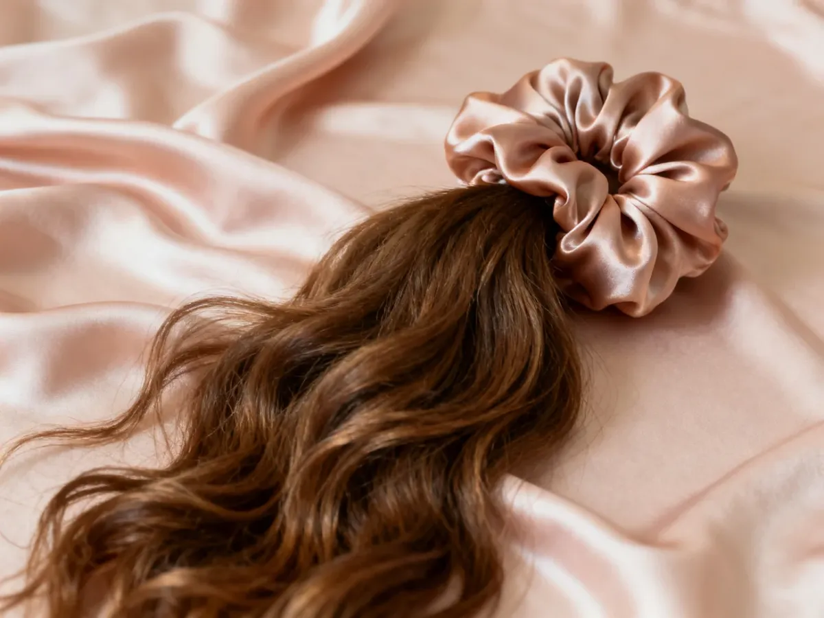 Satynowa i jedwabna scrunchie w delikatnie upiętych włosach